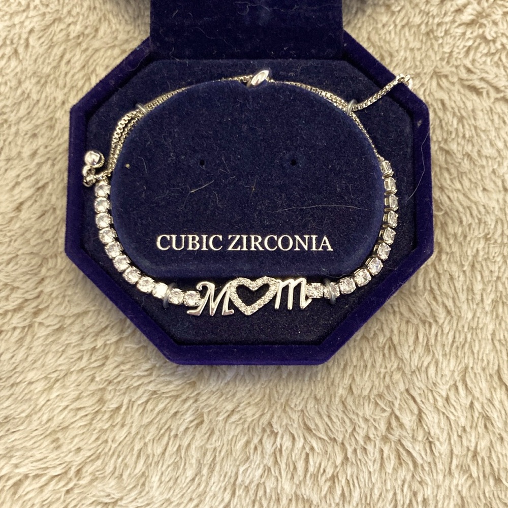 Adjustable ‘Mom’ bracelet